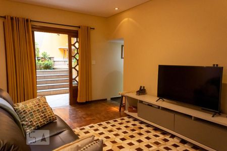 Casa à venda com 250m², 3 quartos e 2 vagas Casa à venda com 250m², 3 quartos e 2 vagasSala de TV