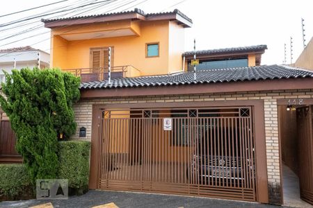 Casa à venda com 250m², 3 quartos e 2 vagas Casa à venda com 250m², 3 quartos e 2 vagasFachada