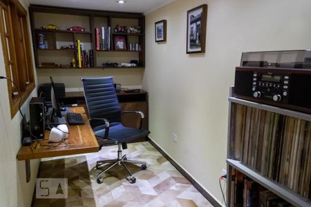 Casa à venda com 250m², 3 quartos e 2 vagas Casa à venda com 250m², 3 quartos e 2 vagasEscritório