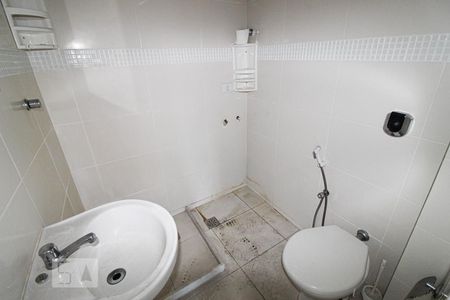 Banheiro de kitnet/studio para alugar com 1 quarto, 23m² em Centro, Rio de Janeiro