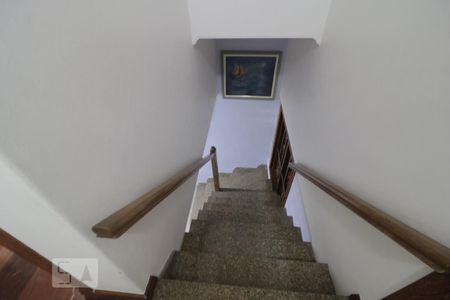 Casa à venda com 280m², 3 quartos e 2 vagasEscada de acesso aos quartos