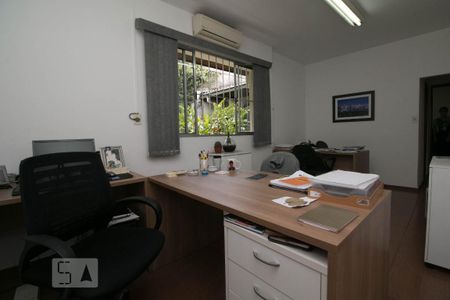 Casa à venda com 178m², 2 quartos e 2 vagasSuite