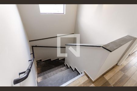 Escada de casa para alugar com 4 quartos, 199m² em Jardim Santo Elias, São Paulo