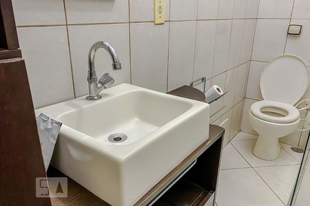 Casa de condomínio para alugar com 160m², 2 quartos e 1 vagaDetalhe Banheiro da Suite