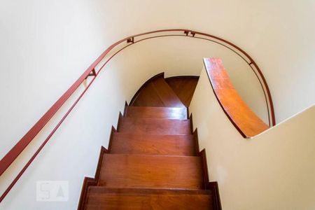 Casa à venda com 165m², 5 quartos e 3 vagasEscadas