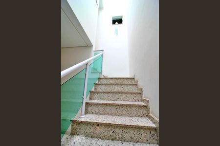 Casa à venda com 198m², 3 quartos e 3 vagasEscada