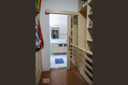 Casa à venda com 248m², 3 quartos e 6 vagasCloset