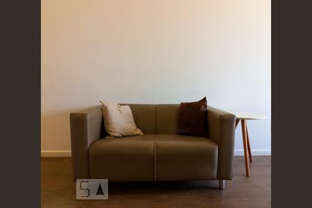 Studio para alugar com 30m², 1 quarto e 1 vaga Studio para alugar com 30m², 1 quarto e 1 vagaDetalhe - Poltrona