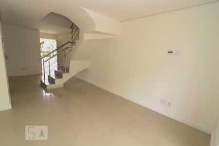 Sala de casa de condomínio à venda com 3 quartos, 212m² em Alto Petrópolis, Porto Alegre