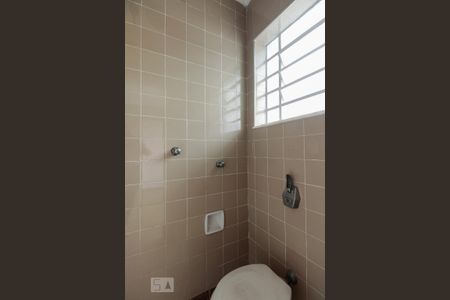 Casa à venda com 300m², 8 quartos e 9 vagas Casa à venda com 300m², 8 quartos e 9 vagasBanheiro de serviço