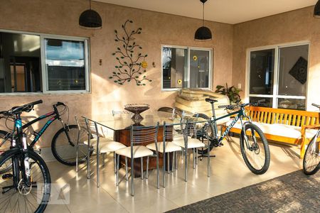 Casa de condomínio para alugar com 240m², 4 quartos e 4 vagasQuintal