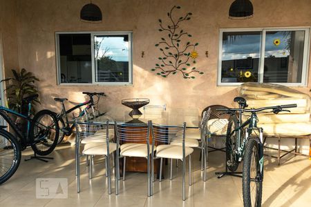 Casa de condomínio para alugar com 240m², 4 quartos e 4 vagasQuintal