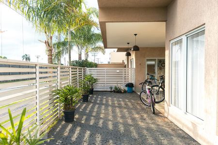 Casa de condomínio para alugar com 240m², 4 quartos e 4 vagasQuintal