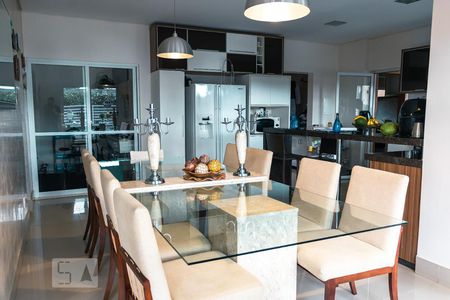 Casa de condomínio para alugar com 240m², 4 quartos e 4 vagasCopa