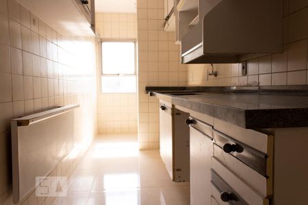 Cozinha de apartamento para alugar com 2 quartos, 50m² em Vila Mangalot, São Paulo