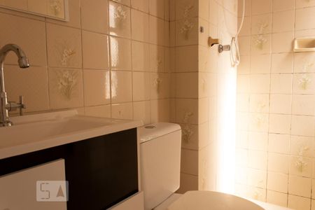Banheiro de apartamento para alugar com 2 quartos, 50m² em Vila Mangalot, São Paulo
