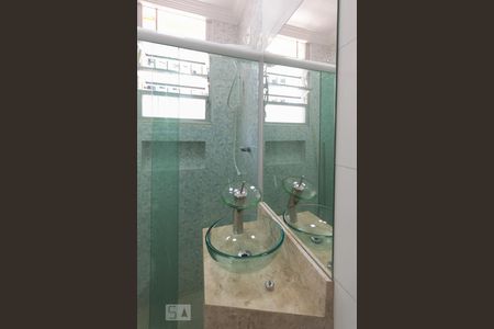 Banheiro de kitnet/studio para alugar com 1 quarto, 32m² em Praca da Bandeira, Rio de Janeiro