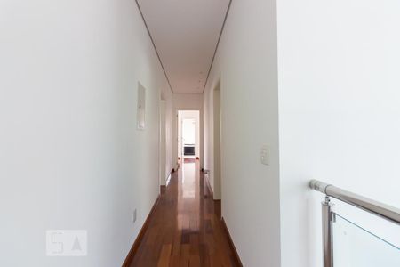 Casa de condomínio à venda com 490m², 4 quartos e 6 vagas Casa de condomínio à venda com 490m², 4 quartos e 6 vagasCorredor