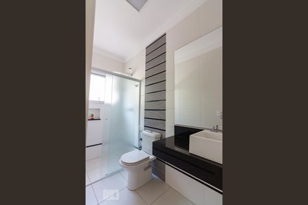 Casa de condomínio à venda com 490m², 4 quartos e 6 vagas Casa de condomínio à venda com 490m², 4 quartos e 6 vagasBanheiro da Suíte 2