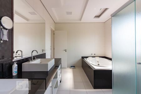 Casa de condomínio à venda com 490m², 4 quartos e 6 vagas Casa de condomínio à venda com 490m², 4 quartos e 6 vagasBanheiro da Suíte Principal