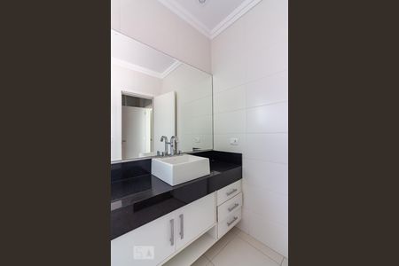 Casa de condomínio à venda com 490m², 4 quartos e 6 vagas Casa de condomínio à venda com 490m², 4 quartos e 6 vagasBanheiro da Suíte 3