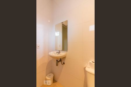 Casa de condomínio à venda com 490m², 4 quartos e 6 vagas Casa de condomínio à venda com 490m², 4 quartos e 6 vagasBanheiro de Serviço