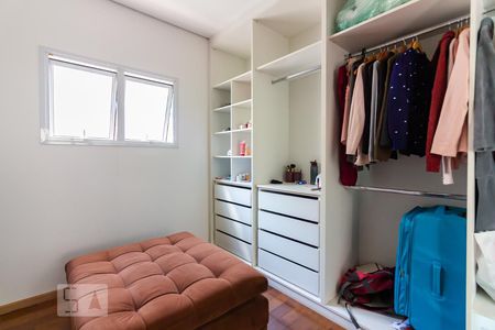 Casa de condomínio à venda com 490m², 4 quartos e 6 vagas Casa de condomínio à venda com 490m², 4 quartos e 6 vagasCloset