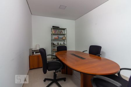 Casa de condomínio à venda com 490m², 4 quartos e 6 vagas Casa de condomínio à venda com 490m², 4 quartos e 6 vagasComodo