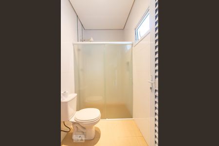 Casa de condomínio à venda com 490m², 4 quartos e 6 vagas Casa de condomínio à venda com 490m², 4 quartos e 6 vagasBanheiro de Serviço