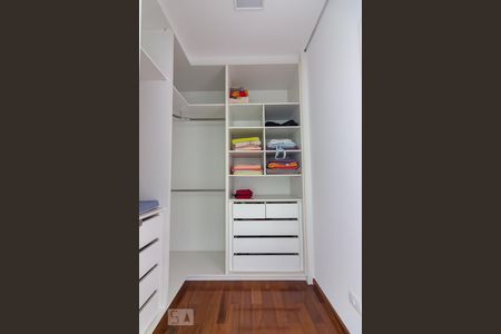 Casa de condomínio à venda com 490m², 4 quartos e 6 vagas Casa de condomínio à venda com 490m², 4 quartos e 6 vagasCloset