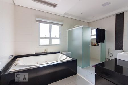 Casa de condomínio à venda com 490m², 4 quartos e 6 vagas Casa de condomínio à venda com 490m², 4 quartos e 6 vagasBanheiro da Suíte Principal