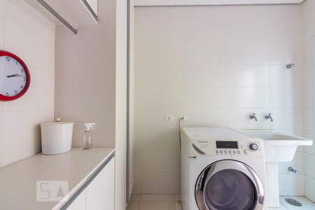 Casa de condomínio à venda com 490m², 4 quartos e 6 vagas Casa de condomínio à venda com 490m², 4 quartos e 6 vagasÁrea de Serviço