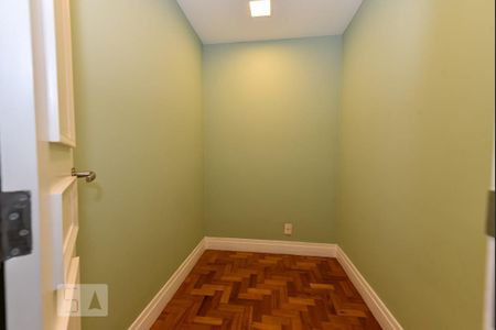 Apartamento à venda com 420m², 4 quartos e 2 vagas Apartamento à venda com 420m², 4 quartos e 2 vagasCloset Suíte 3