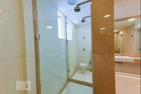 Apartamento à venda com 420m², 4 quartos e 2 vagas Apartamento à venda com 420m², 4 quartos e 2 vagasBanheiro da Suíte 4