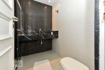 Apartamento à venda com 420m², 4 quartos e 2 vagas Apartamento à venda com 420m², 4 quartos e 2 vagasBanheiro da Suíte 2
