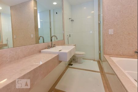 Apartamento à venda com 420m², 4 quartos e 2 vagas Apartamento à venda com 420m², 4 quartos e 2 vagasBanheiro da Suíte 4