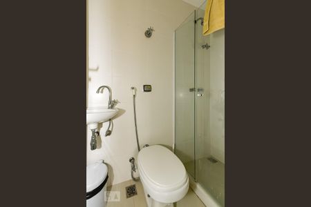 Apartamento à venda com 420m², 4 quartos e 2 vagas Apartamento à venda com 420m², 4 quartos e 2 vagasBanheiro de Serviço 1