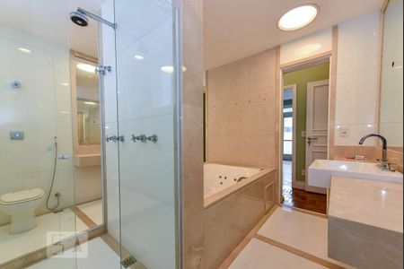 Apartamento à venda com 420m², 4 quartos e 2 vagas Apartamento à venda com 420m², 4 quartos e 2 vagasBanheiro da Suíte 4