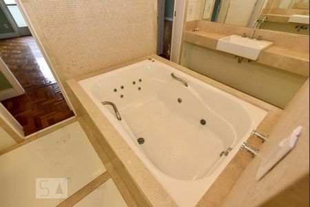 Apartamento à venda com 420m², 4 quartos e 2 vagas Apartamento à venda com 420m², 4 quartos e 2 vagasBanheiro da Suíte 4