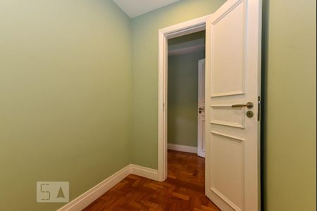 Apartamento à venda com 420m², 4 quartos e 2 vagas Apartamento à venda com 420m², 4 quartos e 2 vagasCloset Suíte 3