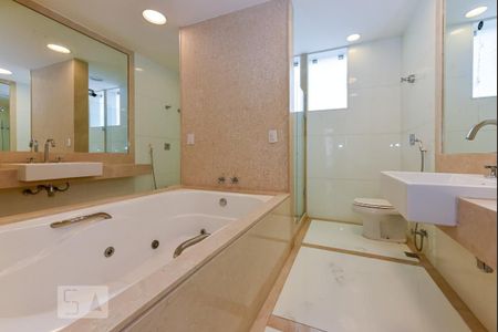 Apartamento à venda com 420m², 4 quartos e 2 vagas Apartamento à venda com 420m², 4 quartos e 2 vagasBanheiro da Suíte 4