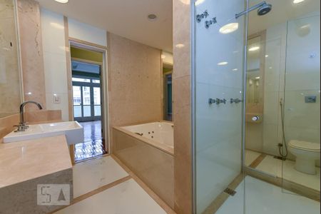 Apartamento à venda com 420m², 4 quartos e 2 vagas Apartamento à venda com 420m², 4 quartos e 2 vagasBanheiro da Suíte 4