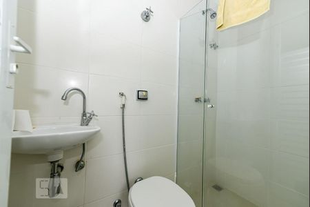 Apartamento à venda com 420m², 4 quartos e 2 vagas Apartamento à venda com 420m², 4 quartos e 2 vagasBanheiro de Serviço 1
