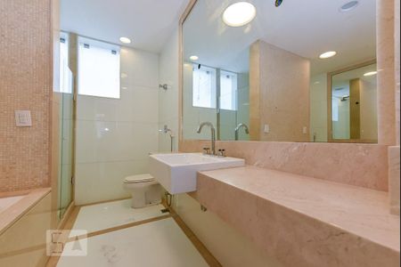 Apartamento à venda com 420m², 4 quartos e 2 vagas Apartamento à venda com 420m², 4 quartos e 2 vagasBanheiro da Suíte 4