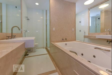 Apartamento à venda com 420m², 4 quartos e 2 vagas Apartamento à venda com 420m², 4 quartos e 2 vagasBanheiro da Suíte 4