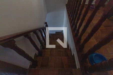 Casa à venda com 170m², 3 quartos e 2 vagas Casa à venda com 170m², 3 quartos e 2 vagasEscada