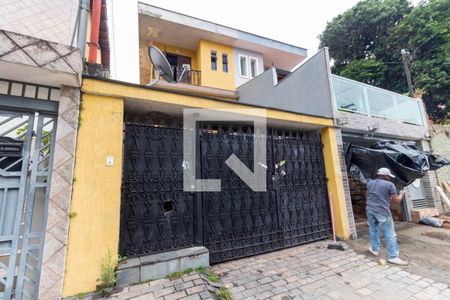 Casa à venda com 170m², 3 quartos e 2 vagas Casa à venda com 170m², 3 quartos e 2 vagasFachada
