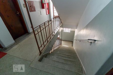 Apartamento para alugar com 56m², 2 quartos e 1 vagaEscadas de acesso ao apartamento