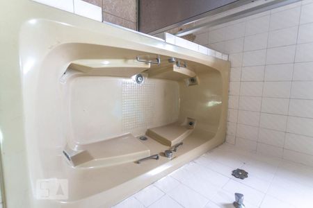 Casa para alugar com 530m², 4 quartos e 8 vagasBanheira