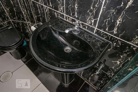 Banheiro de kitnet/studio para alugar com 1 quarto, 35m² em Sumarezinho, São Paulo